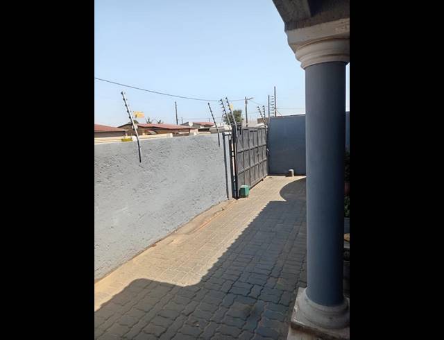 4 BEDROOM HOUSE FOR SALE IN PROTEA GLEN EXT